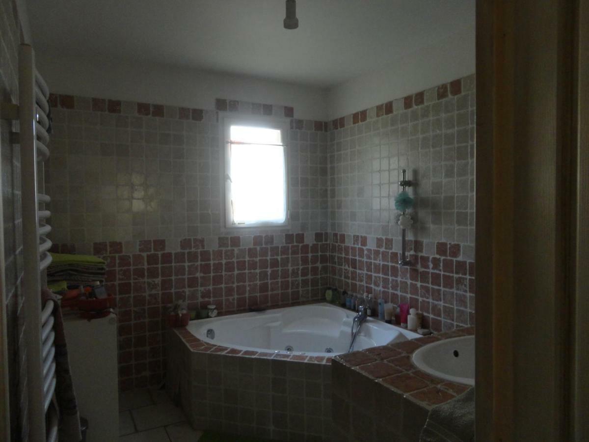 Deux Chambres Chez L'Habitant Dans Villa De Charme Avec Piscine Et Proche Mer Cuers Exterior photo