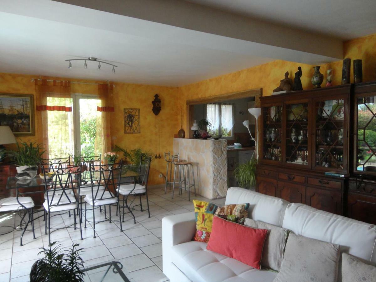 Deux Chambres Chez L'Habitant Dans Villa De Charme Avec Piscine Et Proche Mer Cuers Exterior photo